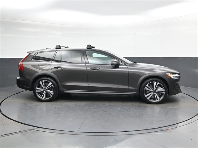 2024 Volvo V60 Cross Country B5 Plus photo 2