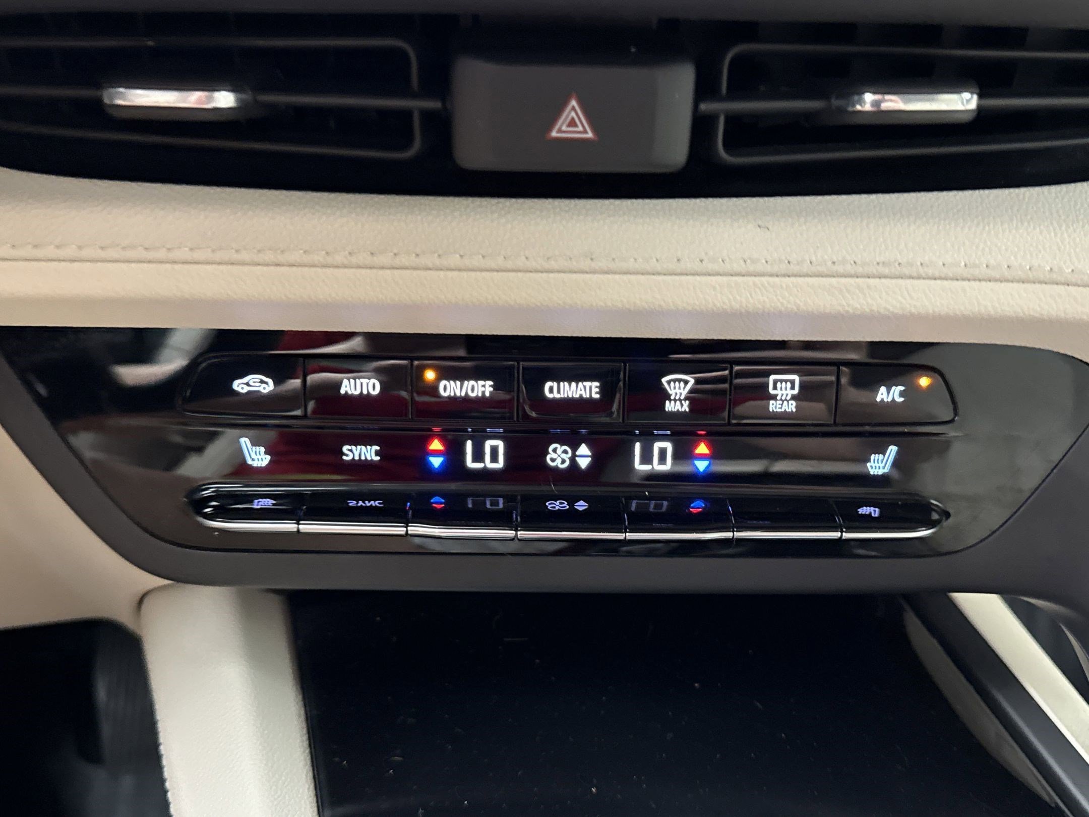 2022 Buick Envision Essence photo 37