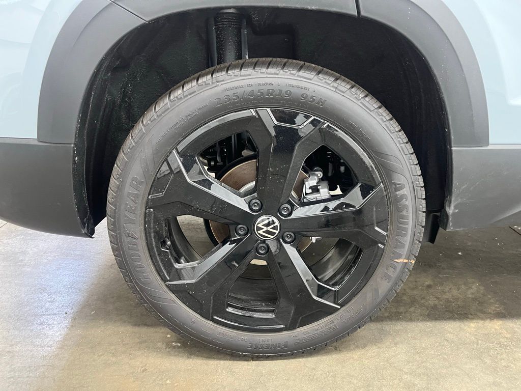 2025 Volkswagen Taos SE photo 25