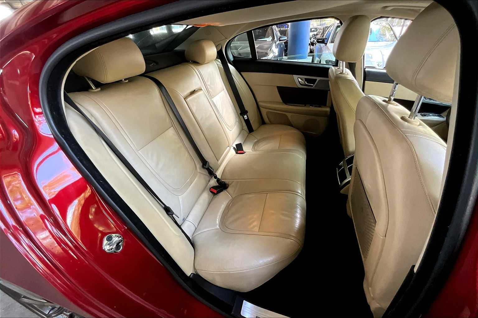2012 Jaguar XF photo 20