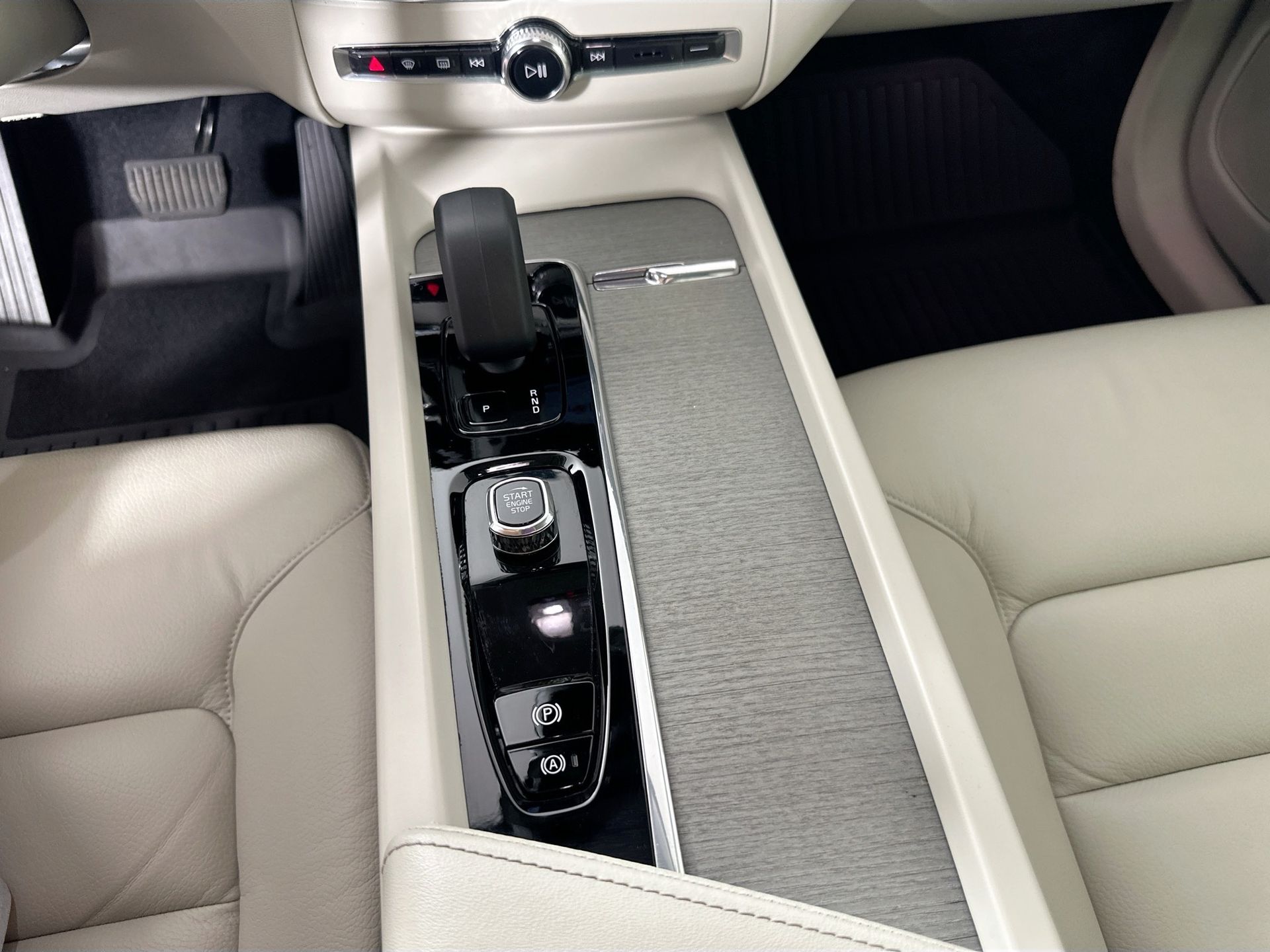2023 Volvo XC60 B5 Plus photo 16