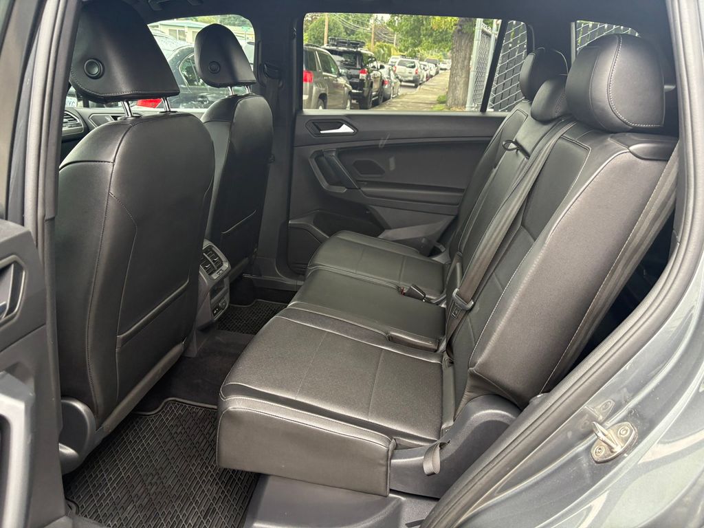 2019 Volkswagen Tiguan SEL R-Line photo 25