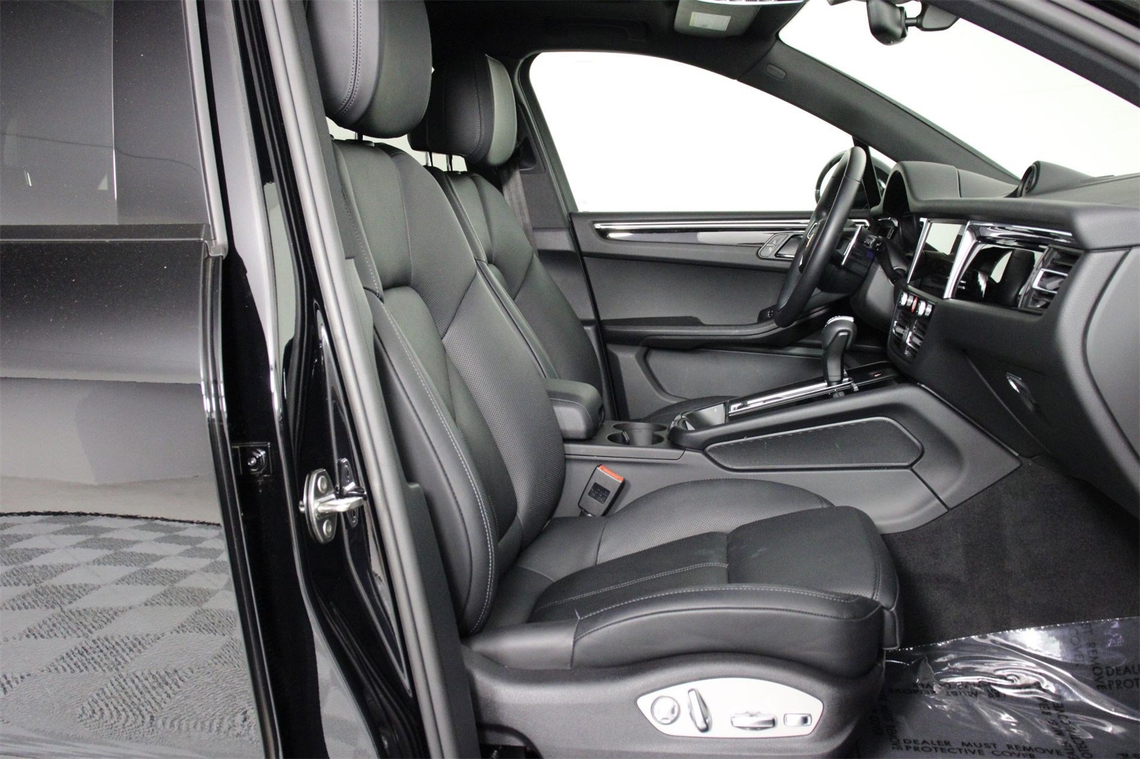 2025 Porsche Macan photo 28