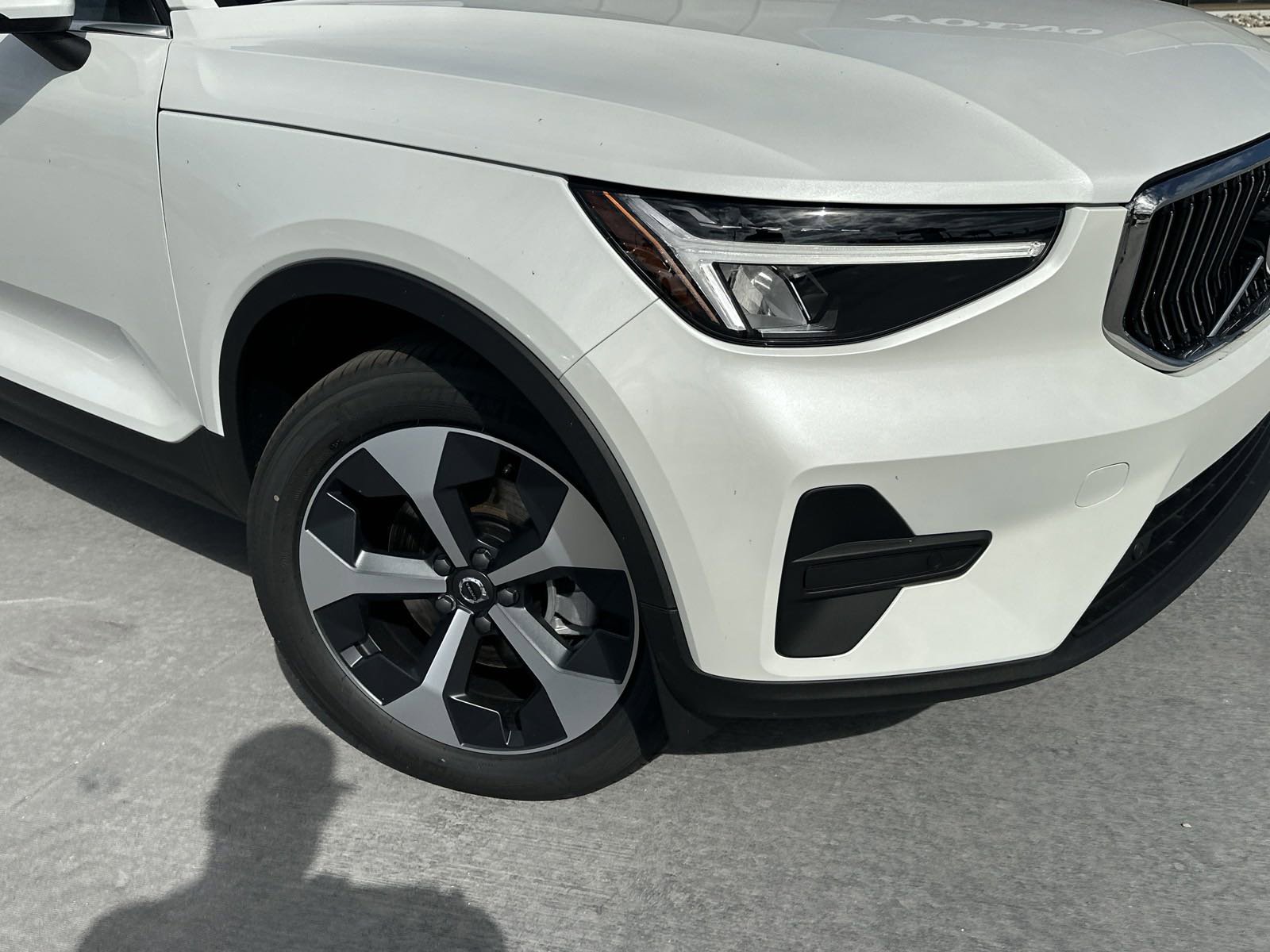 2025 Volvo XC40 Core AWD photo 2