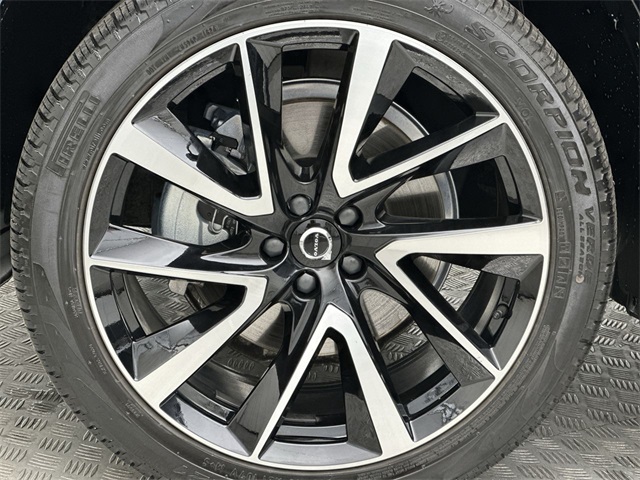 2025 Volvo XC90 AWD Plus photo 2