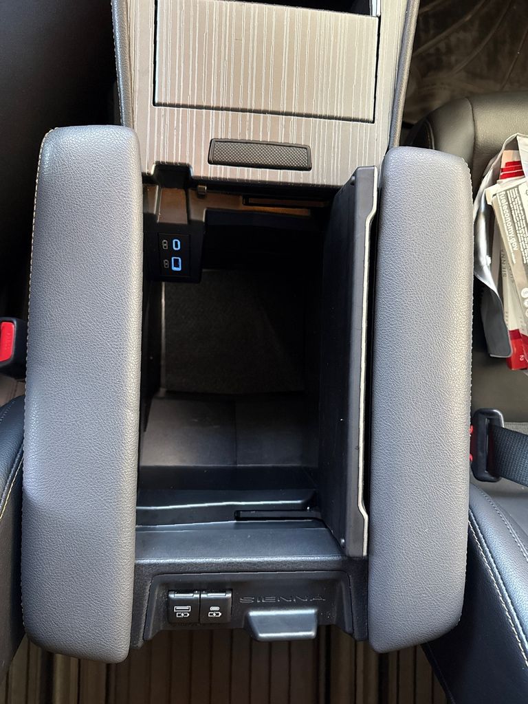 2022 Toyota Sienna XLE Woodland Edition photo 25
