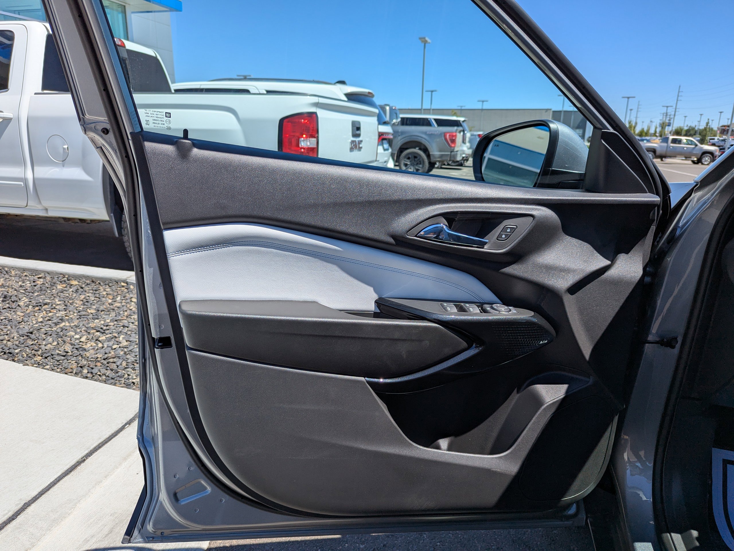 2025 Chevrolet Trax LT photo 8