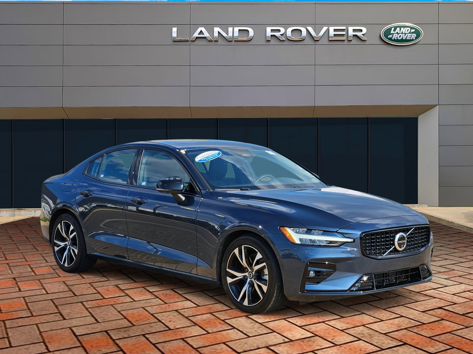 2024 Volvo S60 B5 AWD Plus photo 3