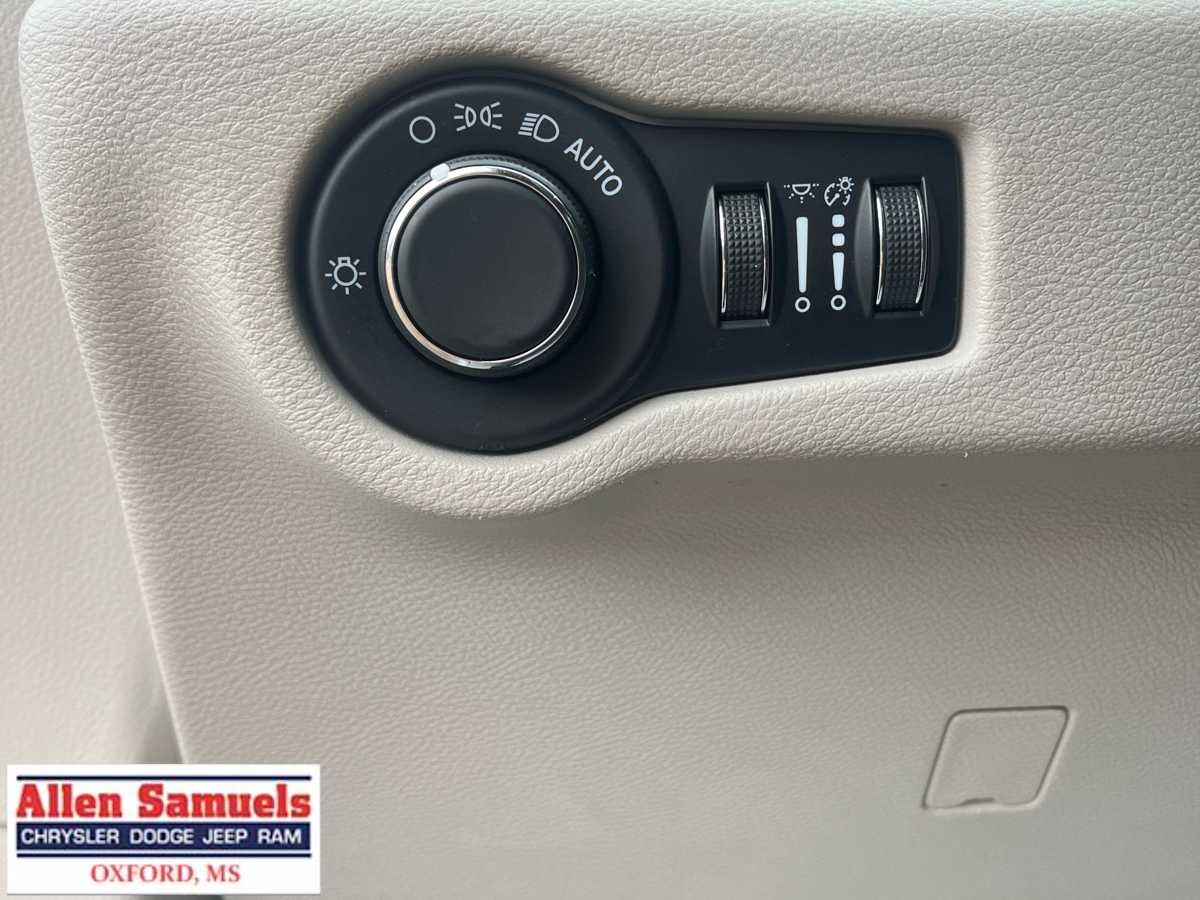 2023 Chrysler Voyager LX photo 10