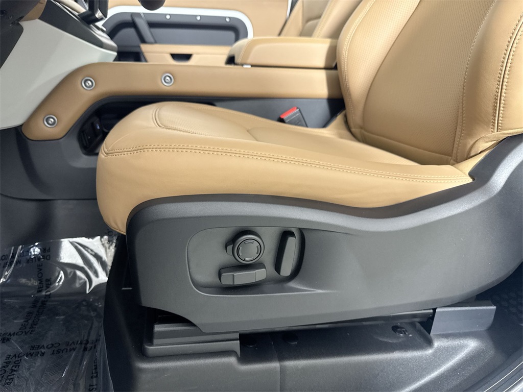 2025 Land Rover Defender 90 X-Dynamic SE photo 11