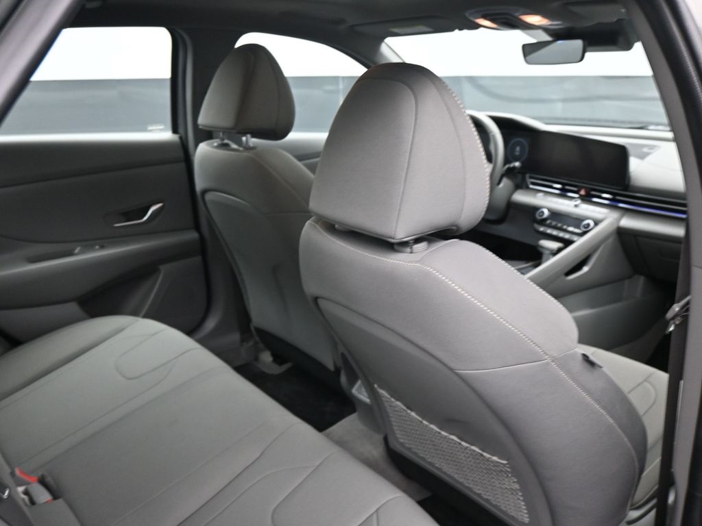 2025 Hyundai Elantra SEL Convenience photo 13