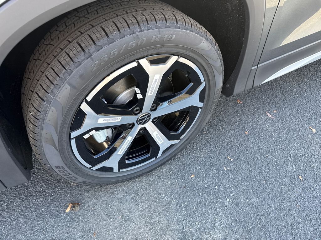 2025 Volkswagen Tiguan SE photo 2