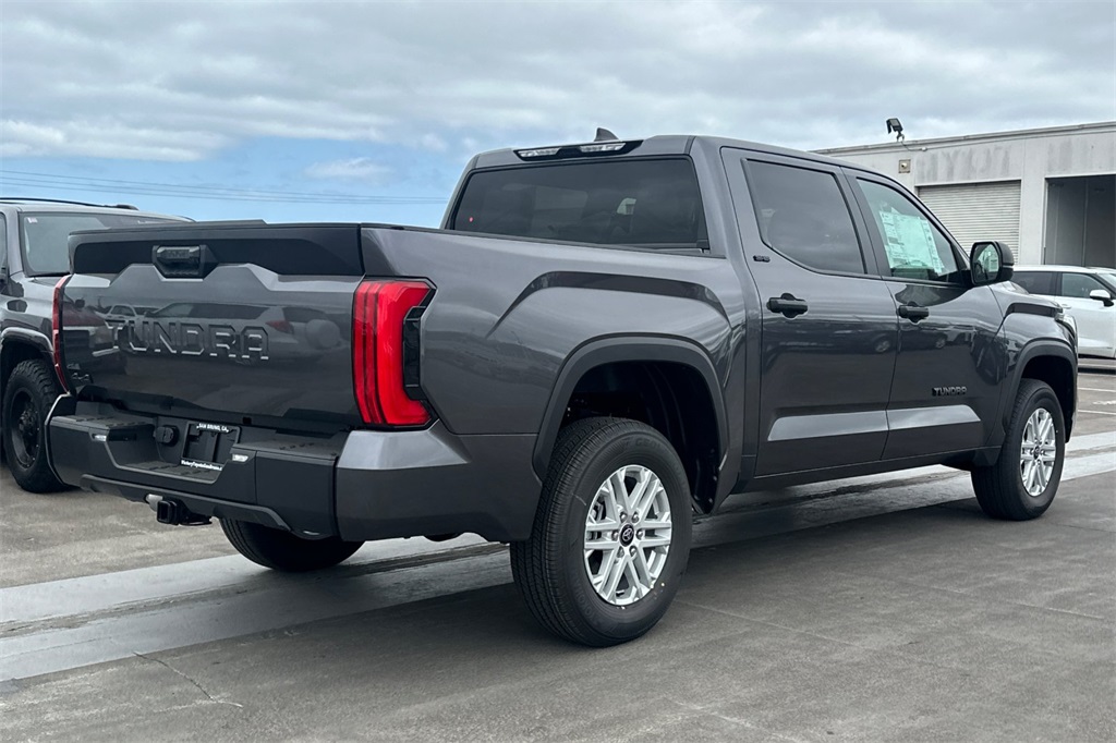 2025 Toyota Tundra SR5 CrewMax photo 5