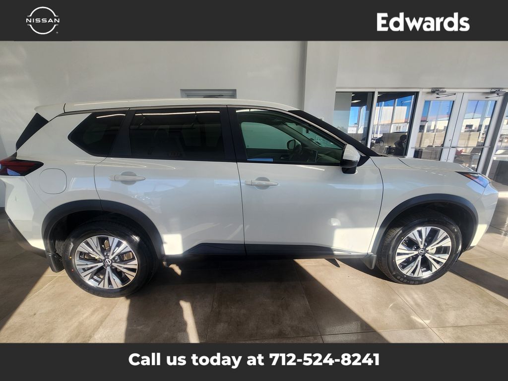 2023 Nissan Rogue SV's photo