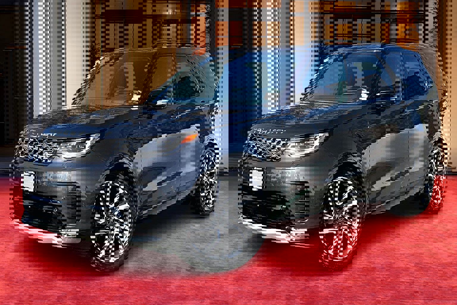 2024 Land Rover Discovery Metropolitan Edition's photo