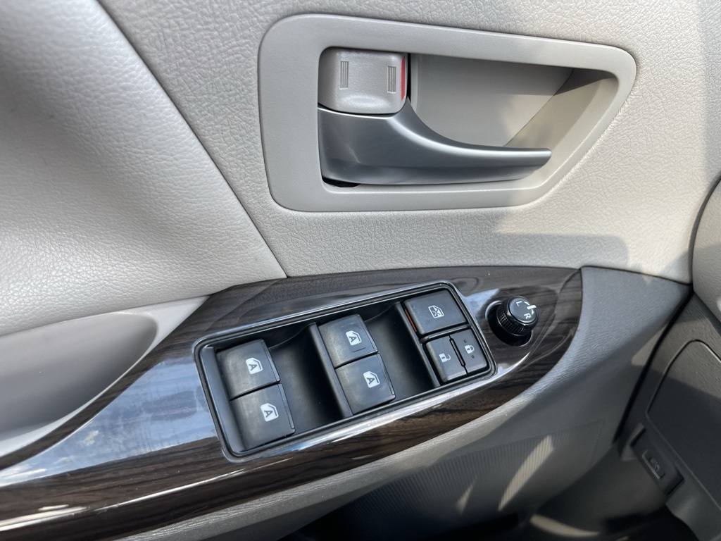 2017 Toyota Sienna XLE photo 39