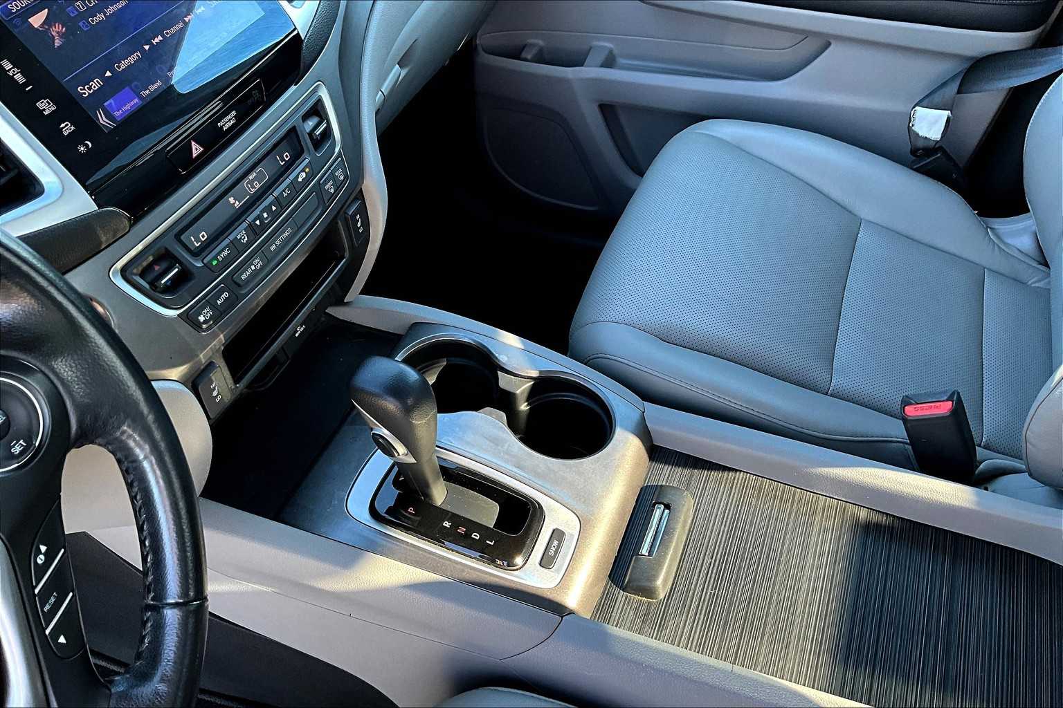 2017 Honda Ridgeline RTL-T photo 16