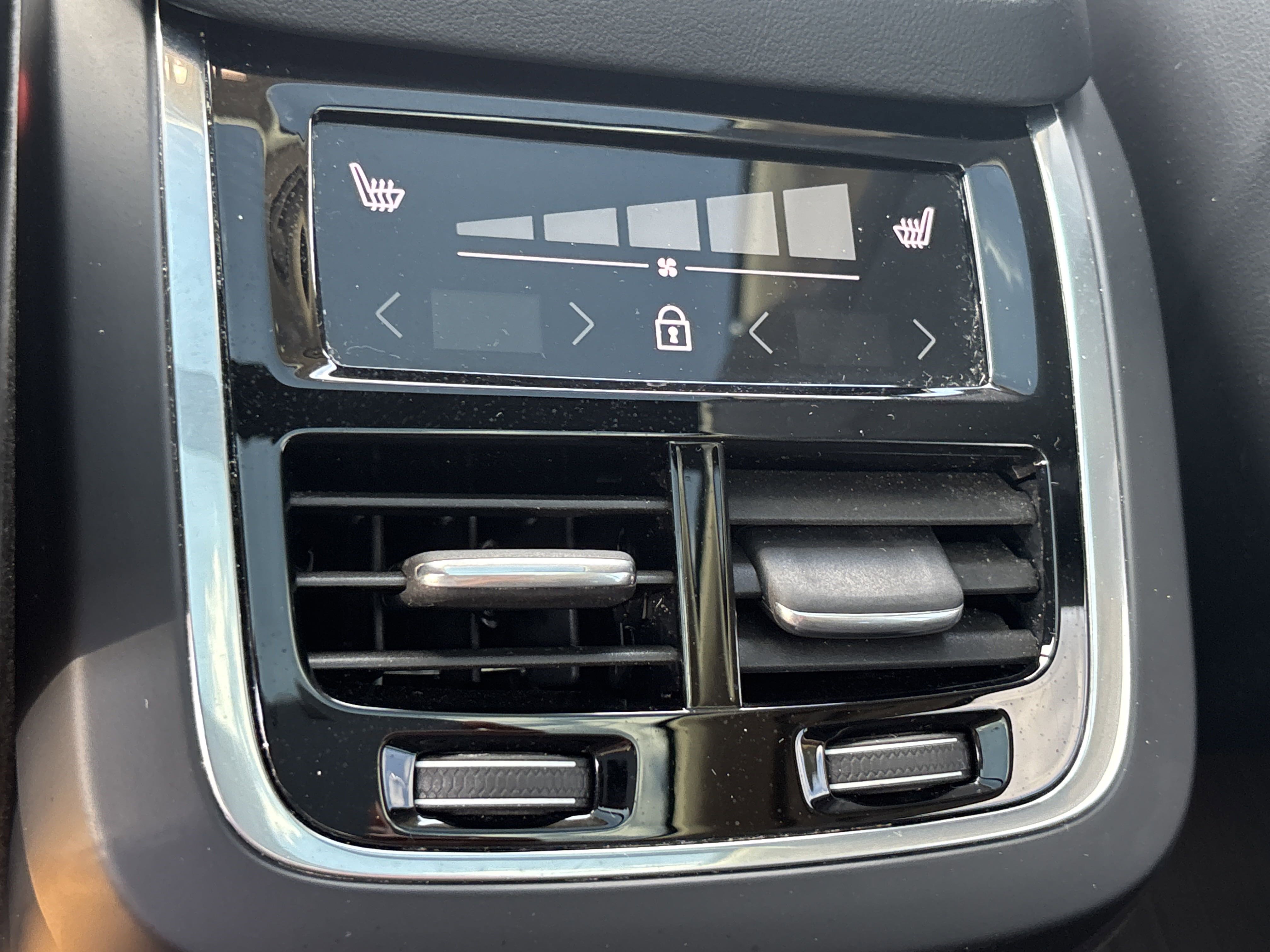 2024 Volvo XC90 Recharge T8 Plus photo 2