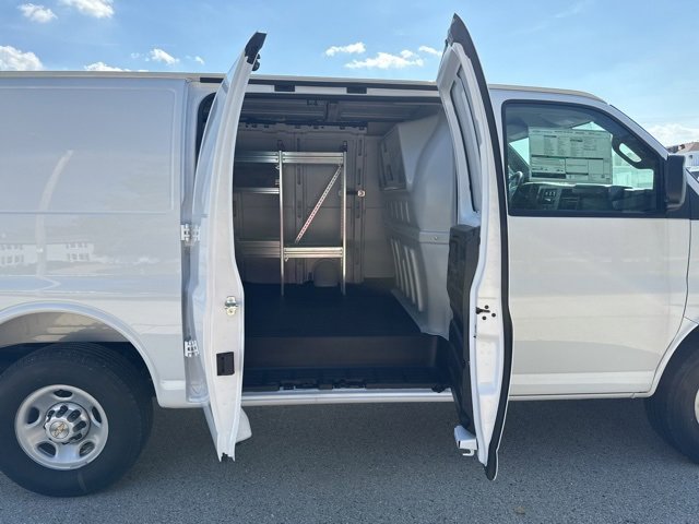 2025 Chevrolet Express Cargo 3500 photo 6