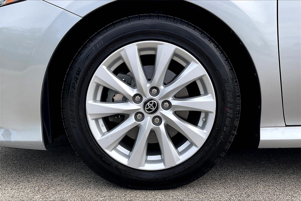 2019 Toyota Camry LE photo 7