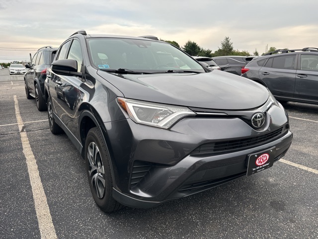 2017 Toyota RAV4 LE photo 3