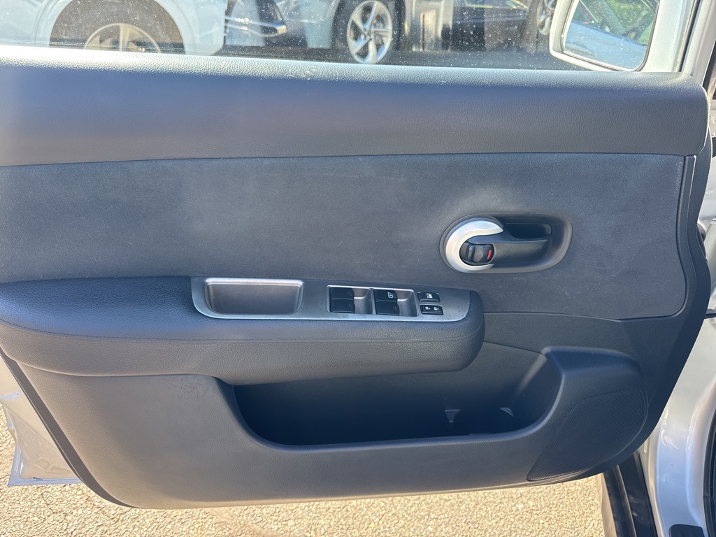 2012 Nissan Versa 1.8 S photo 11