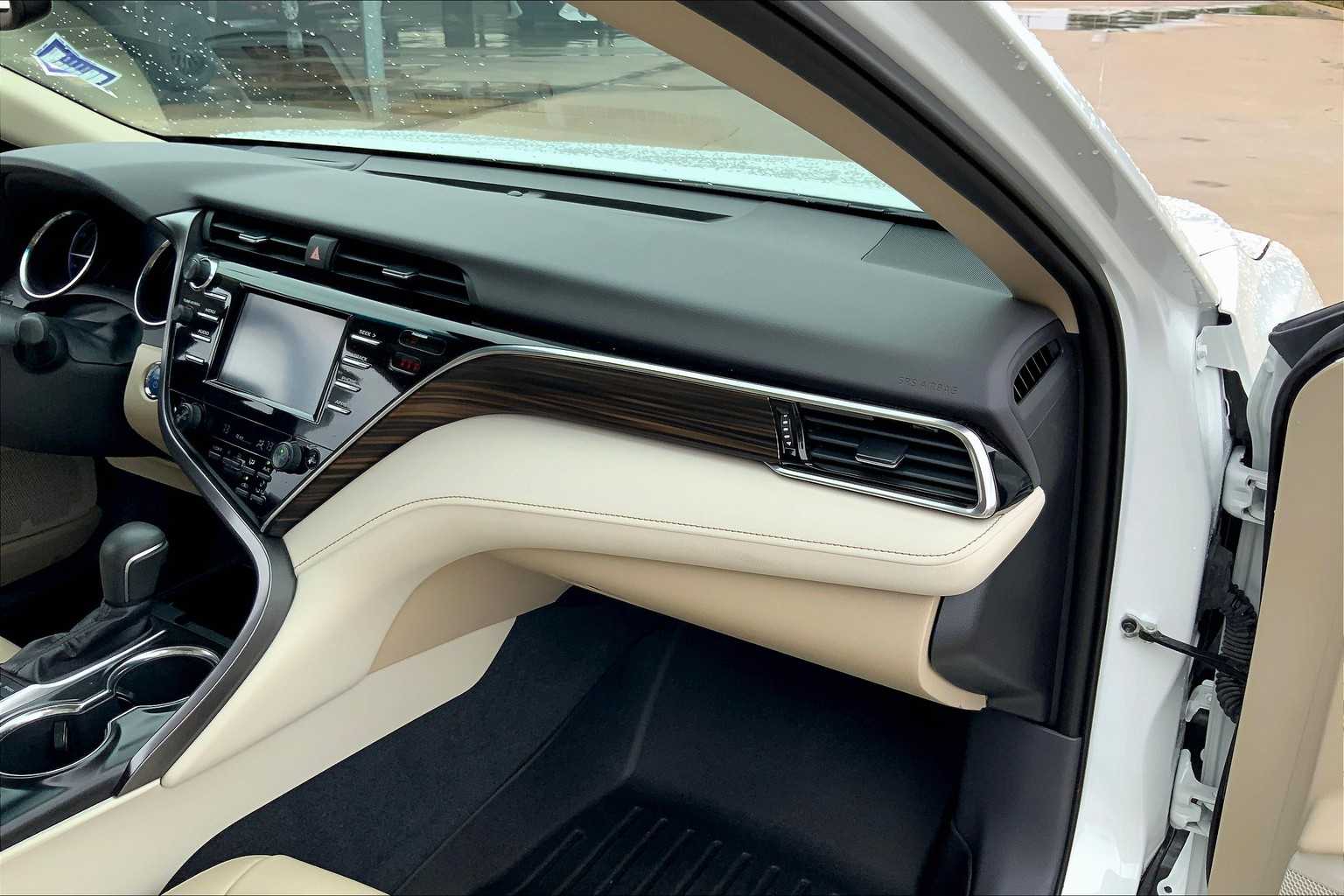 2018 Toyota Camry Hybrid XLE photo 15