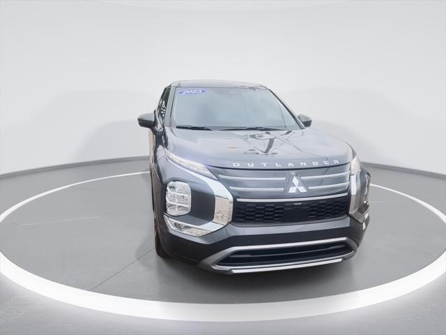 2025 Mitsubishi Outlander SE photo 2