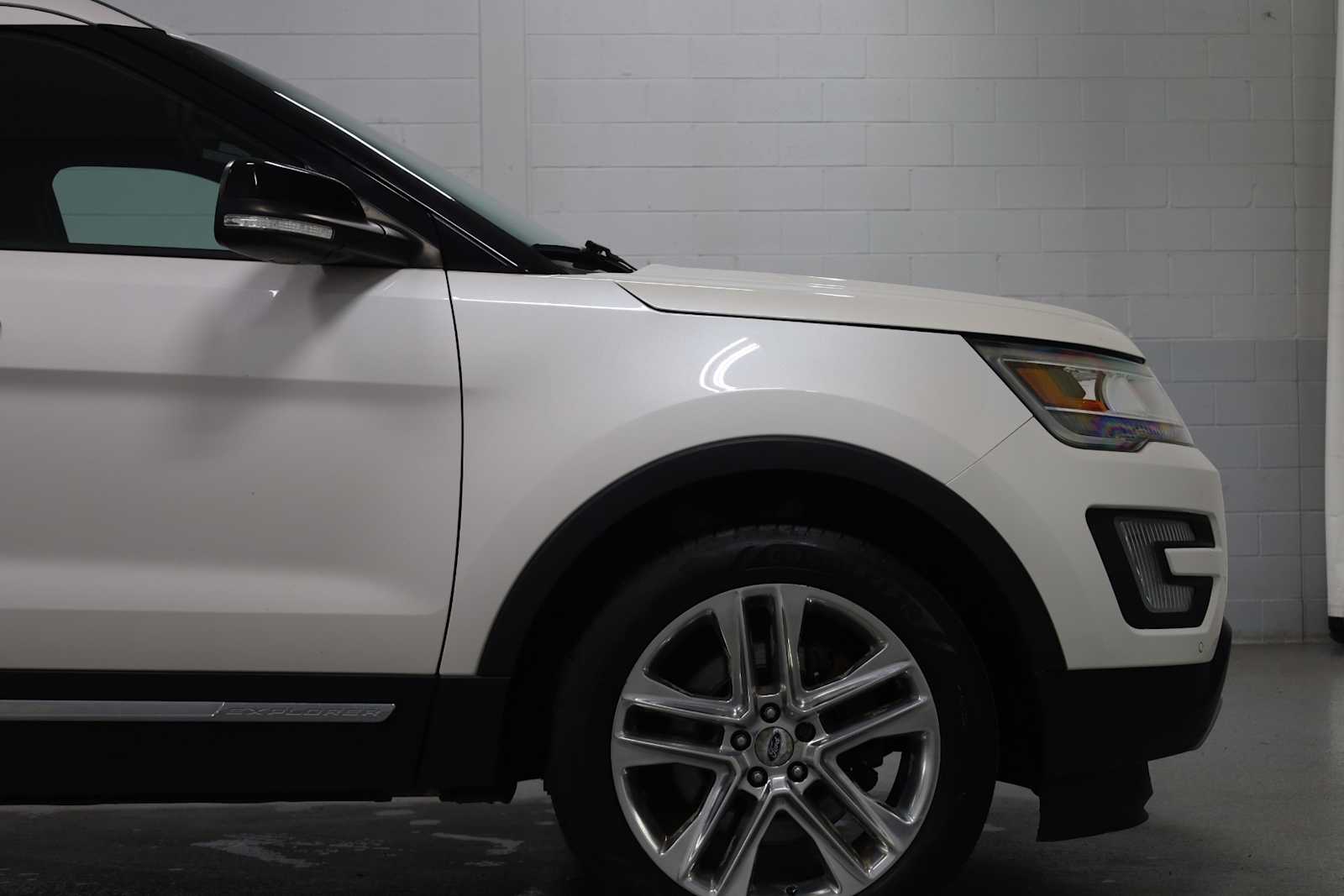 2017 Ford Explorer XLT photo 9