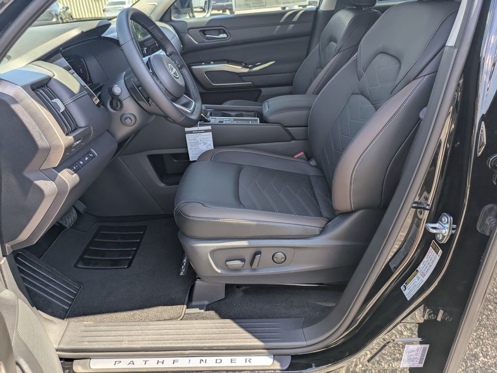 2025 Nissan Pathfinder Platinum photo 12