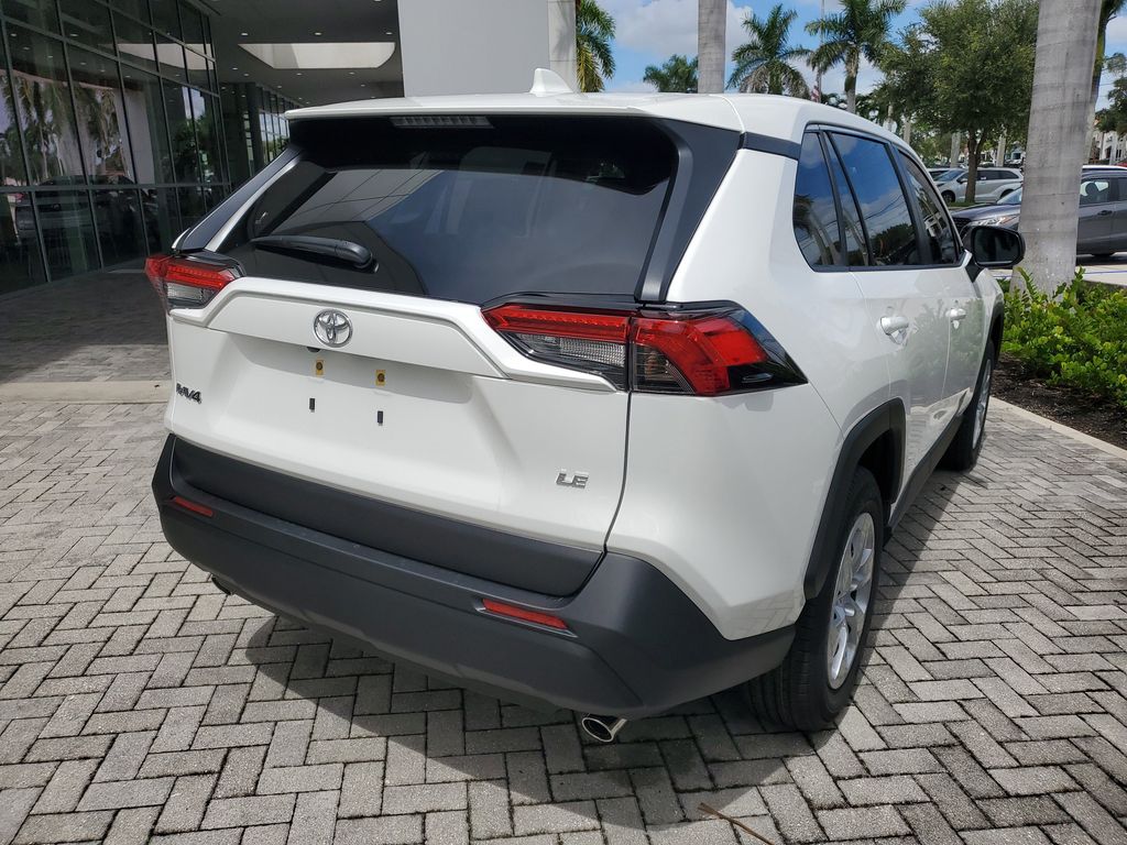 2025 Toyota RAV4 LE photo 4