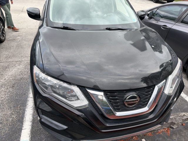 2019 Nissan Rogue SV photo 2