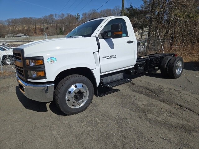 2024 Chevrolet Silverado 4500HD Work Truck photo 2