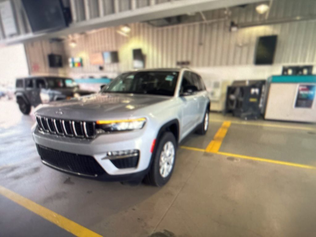 2023 Jeep Grand Cherokee Limited photo 2
