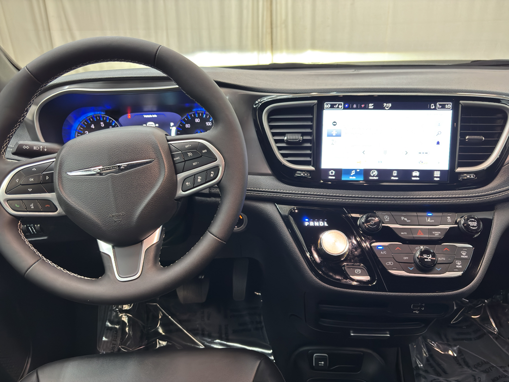 2026 Chrysler Pacifica photo 14
