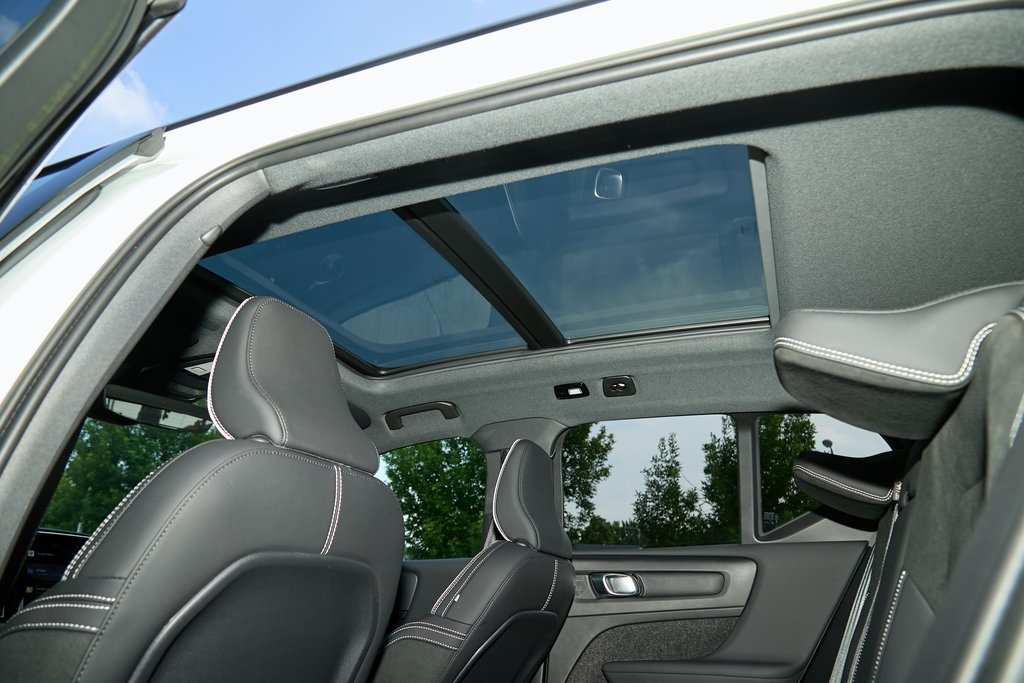 2023 VOLVO XC40 - Image 17