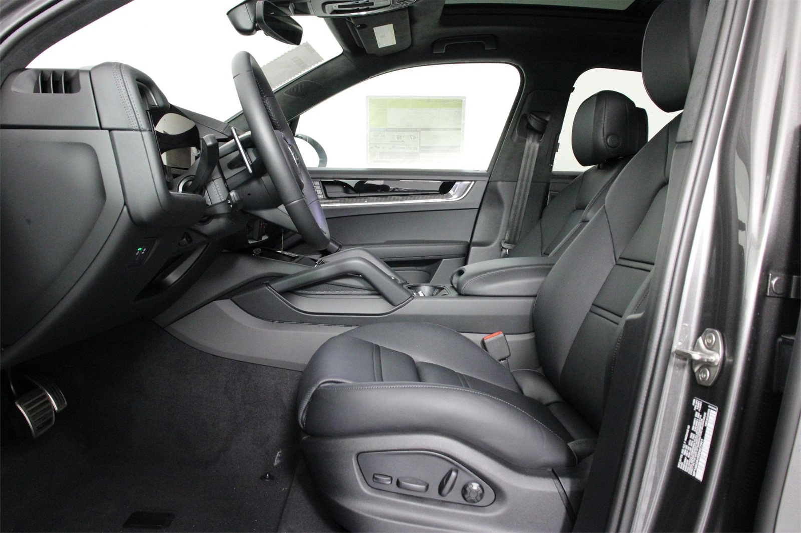 2025 Porsche Cayenne E-Hybrid Turbo photo 4