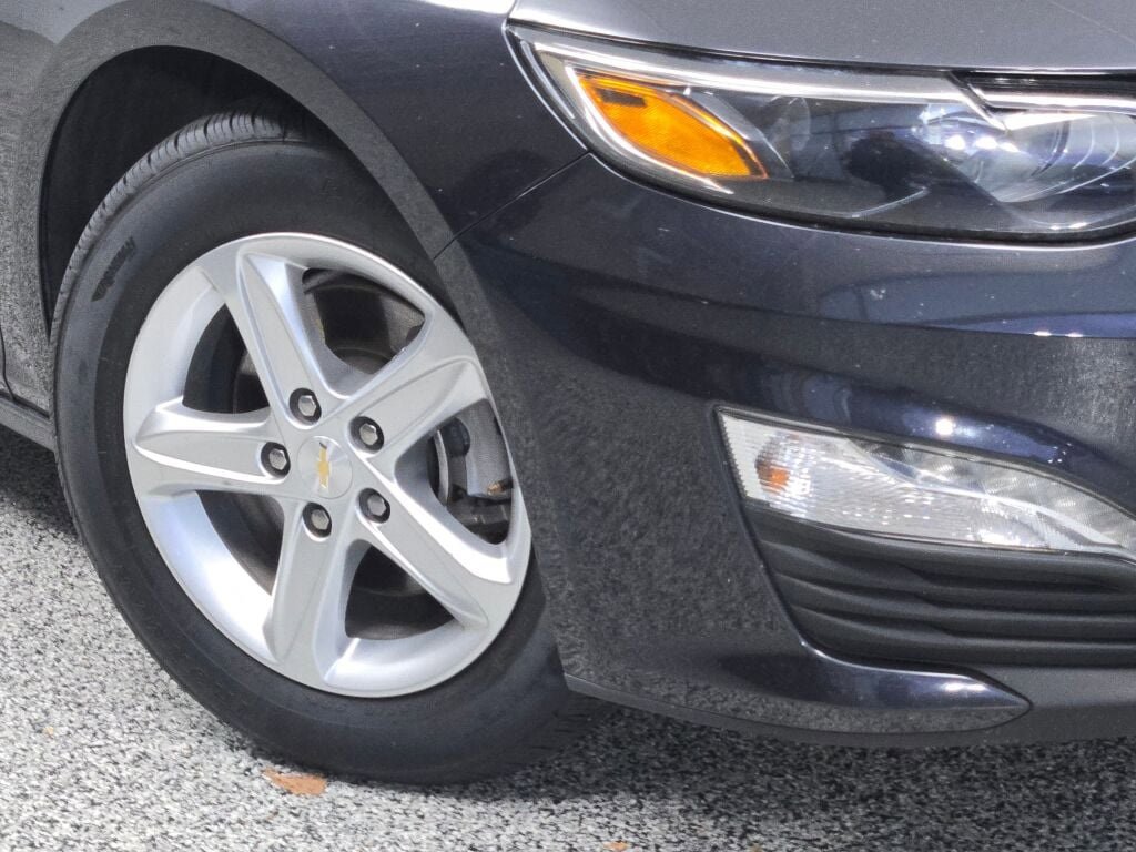 2023 Chevrolet Malibu 1LT photo 2