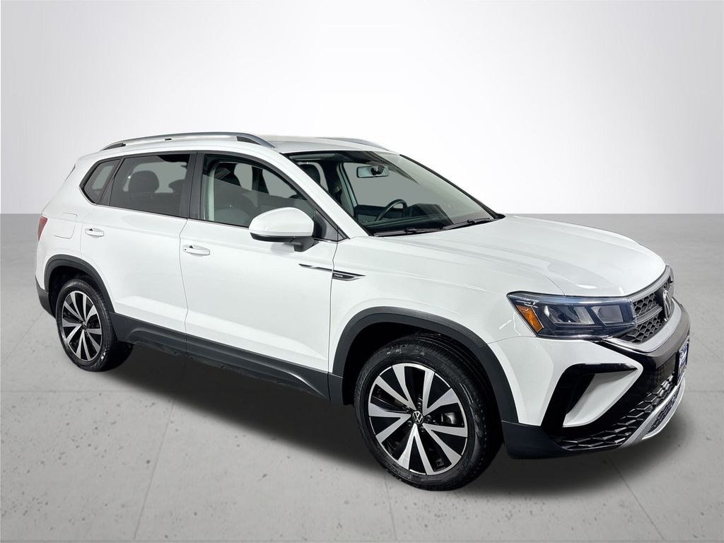 2022 Volkswagen Taos SE photo 3