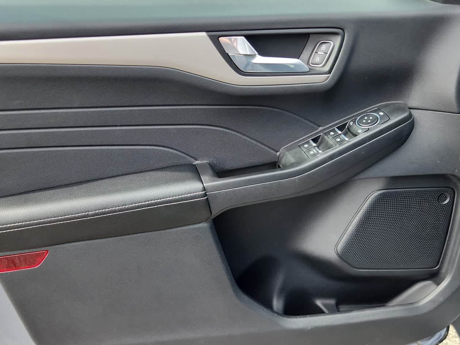 2022 Ford Escape SEL photo 9