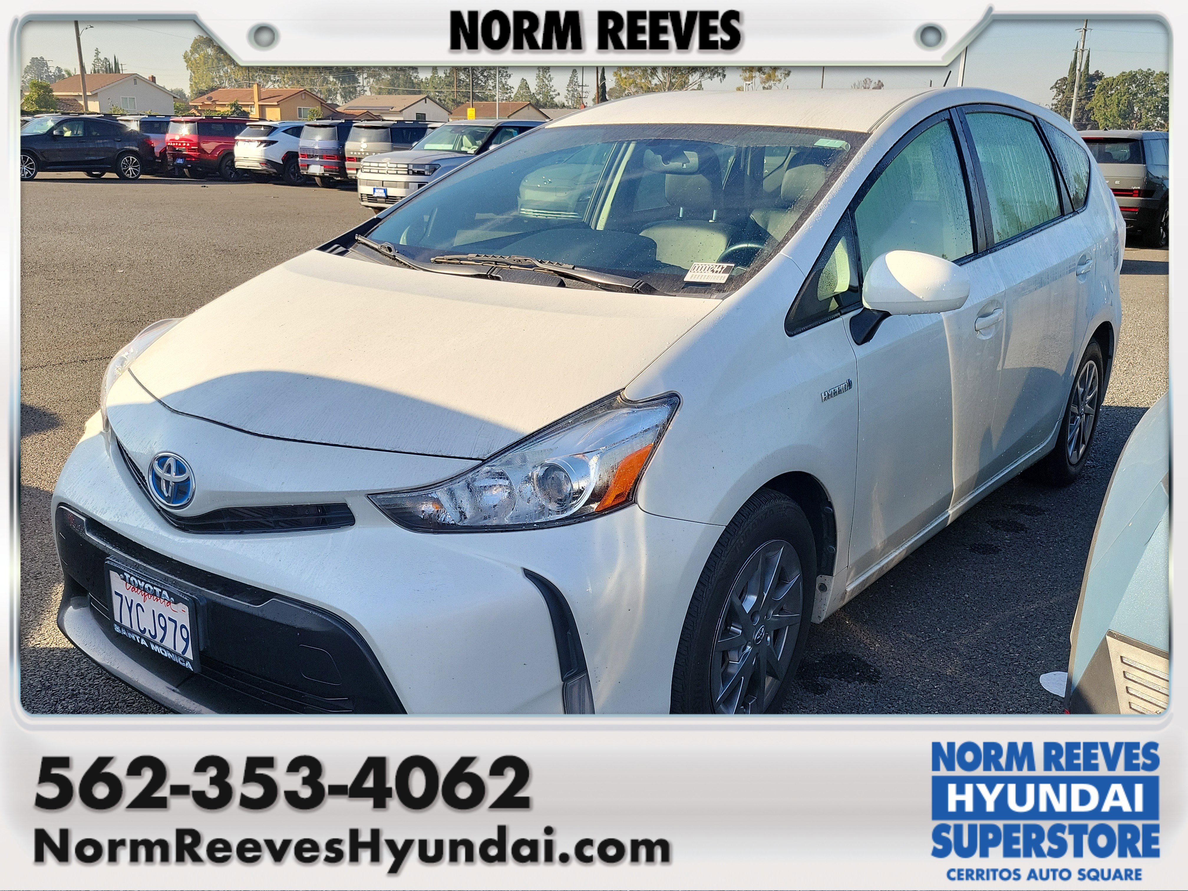 2017 Toyota Prius v Five's photo