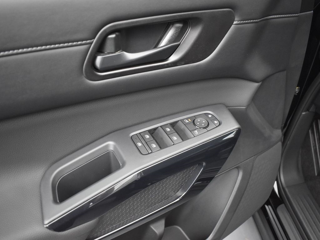 2025 Nissan Pathfinder S photo 24