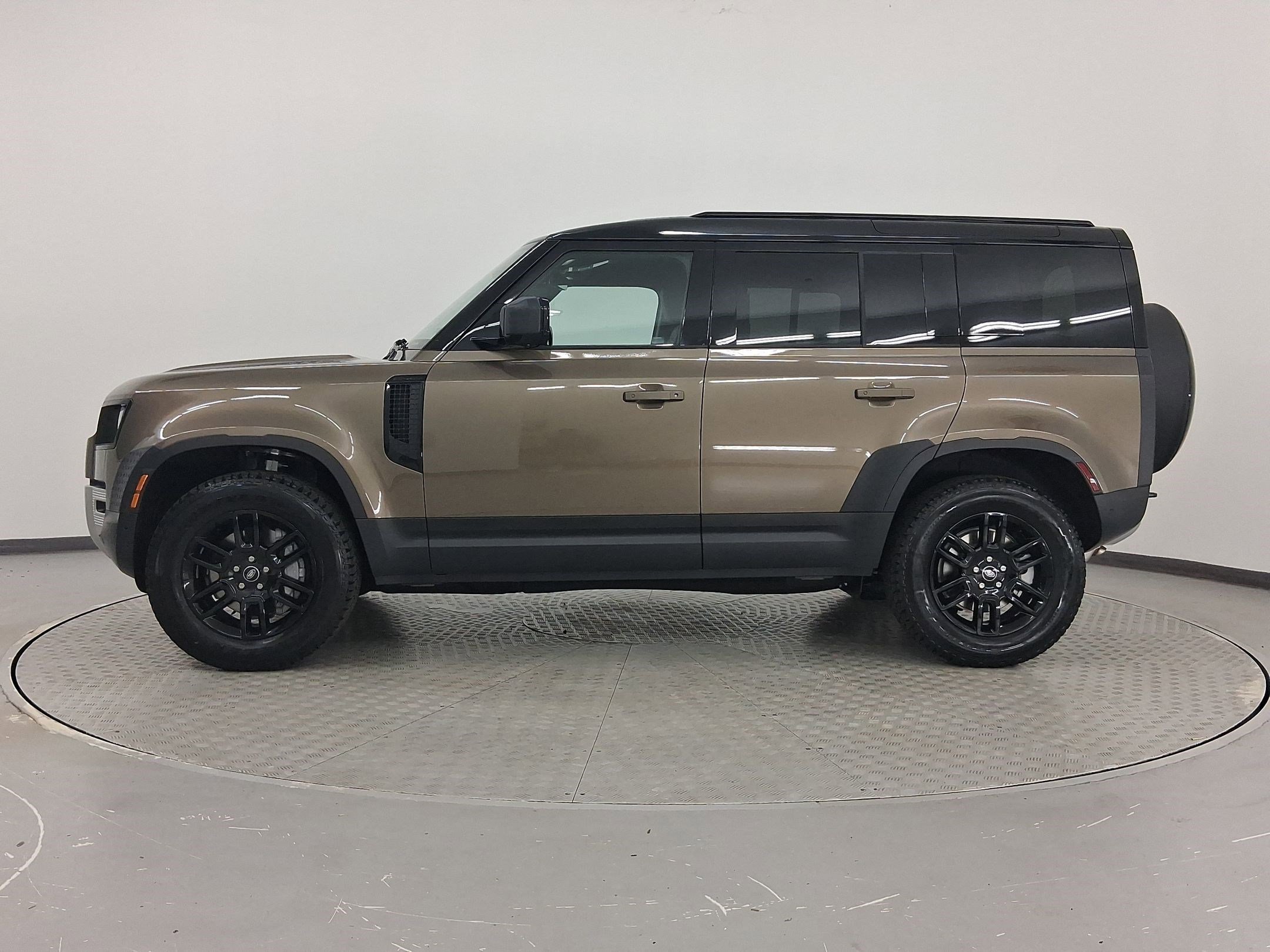 2025 Land Rover Defender 110 S photo 2