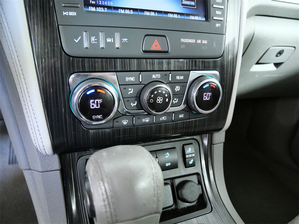 2015 Chevrolet Traverse 2LT photo 17