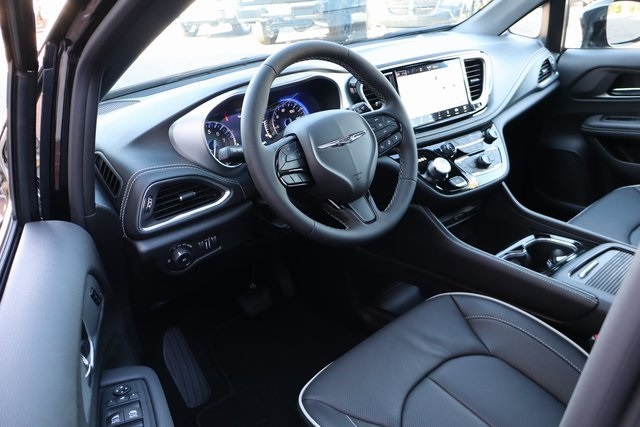 2026 Chrysler Pacifica Limited photo 11