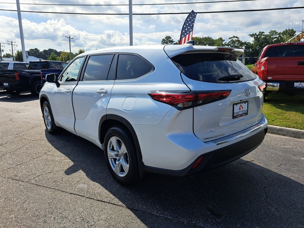 2023 Toyota Highlander LE photo 9