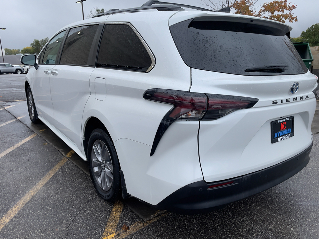 2023 Toyota Sienna XLE photo 3
