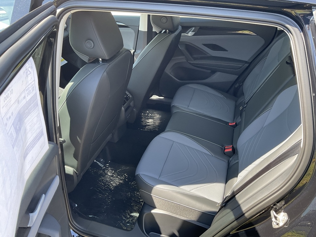 2025 Volkswagen Tiguan SE photo 3