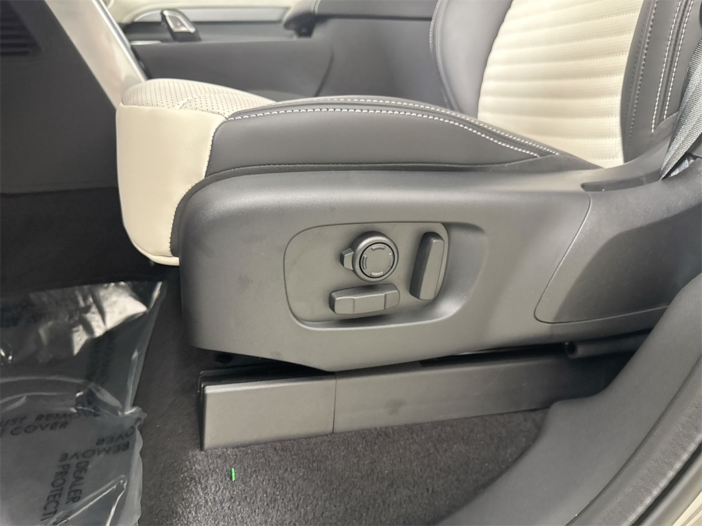 2025 Land Rover Discovery SE photo 11