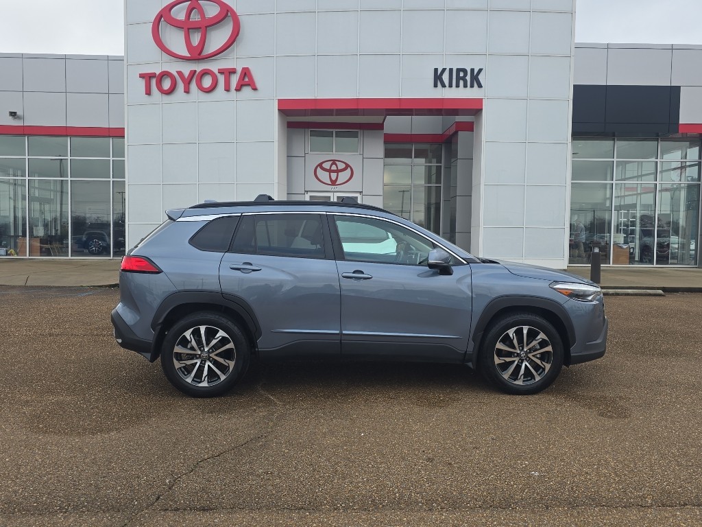 2024 Toyota Corolla Cross XLE's photo